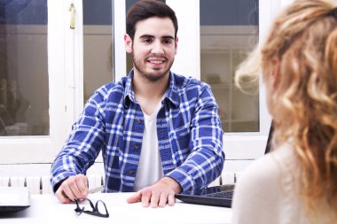 adam kadınlar iş için mülakat ofisi