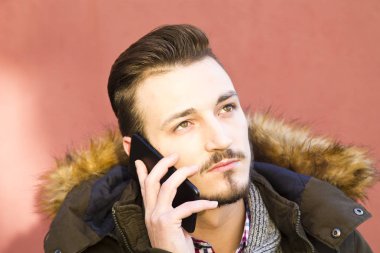 adam sokakta telefon telefon ile