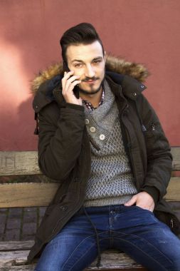 adam sokakta telefon telefon ile