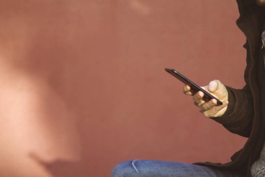 Adam el ile hareket eden telefon