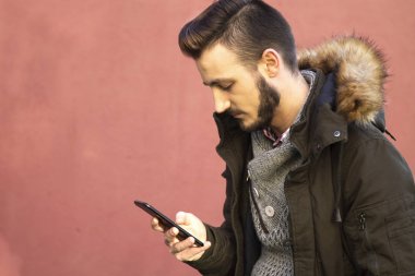 Adam el ile hareket eden telefon