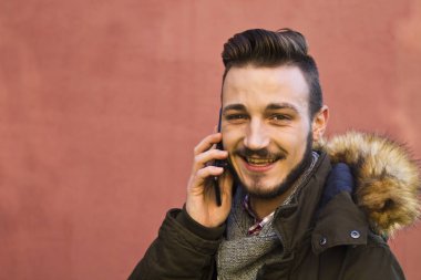Adam el ile hareket eden telefon