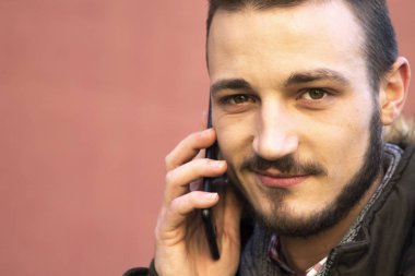 Adam el ile hareket eden telefon