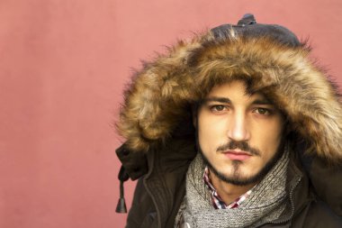 Hipster adam şapka oturan