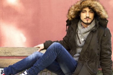 Hipster adam şapka oturan