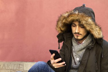 hareket eden telefon ile oturan genç adam