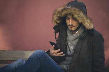 hareket eden telefon ile oturan genç adam