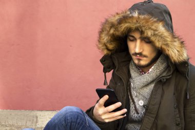 hareket eden telefon ile oturan genç adam