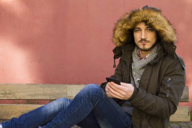 hareket eden telefon ile oturan genç adam