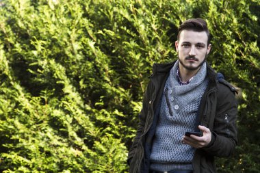 Cep telefonlu genç adam.