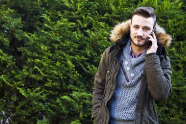 hareket eden telefon ile oturan genç adam