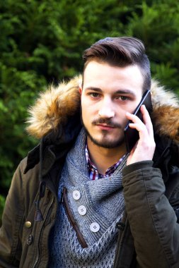 hareket eden telefon ile oturan genç adam