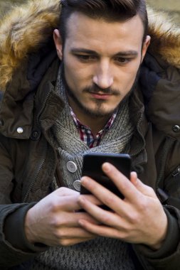 hareket eden telefon ile oturan genç adam