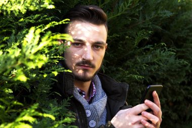 Cep telefonlu genç adam.