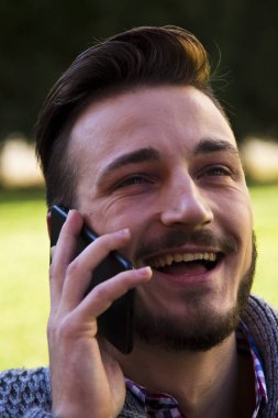 Genç adam hipster cep telefonu üzerinde konuşurken