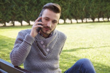 Genç adam hipster cep telefonu üzerinde konuşurken