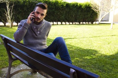 Genç adam hipster cep telefonu üzerinde konuşurken