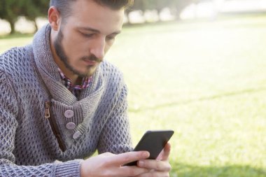 Cep telefonu kullaranarak adam hipster