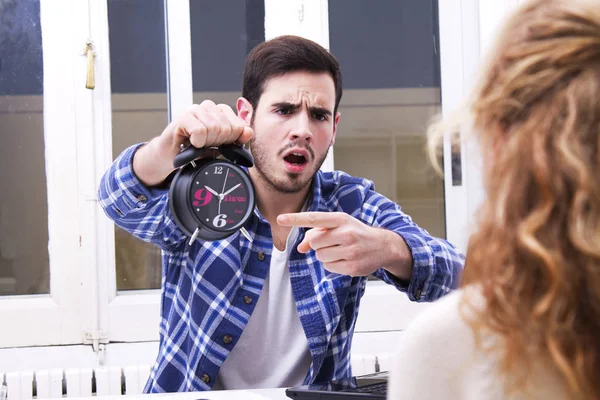 Az ember az irodában, az óra dühös mutatja a nők — Stock Fotó