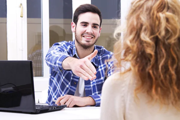 adam kadınlar iş için mülakat ofisi