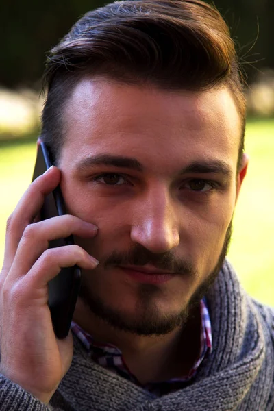 Молодий чоловік хіпстер говорить на мобільному телефоні — стокове фото
