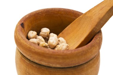 İzole Nohut ile ahşap kase