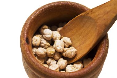 İzole Nohut ile ahşap kase