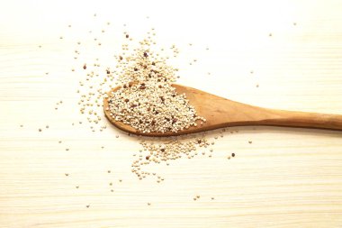 Tahta kaşıkla quinoa ahşap tablo