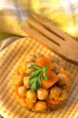 Ahşap masa plaka üzerinde pişmiş nohut