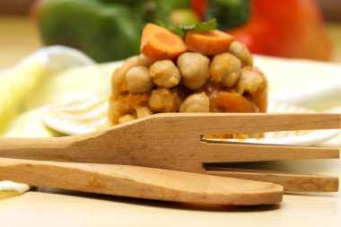 Ahşap masa plaka üzerinde pişmiş nohut