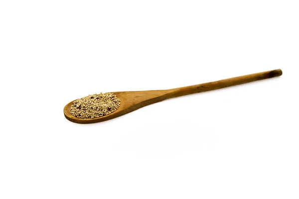 Tahta kaşık izole quinoa ile — Stok fotoğraf