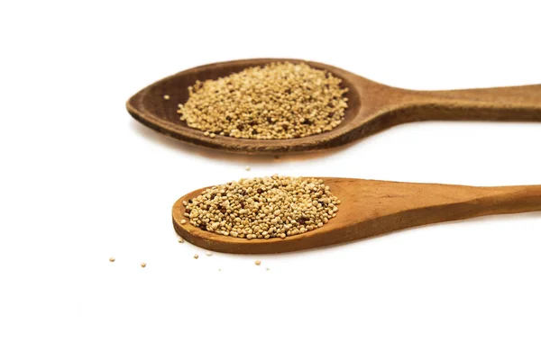 Träsked med quinoa isolerade — Stockfoto