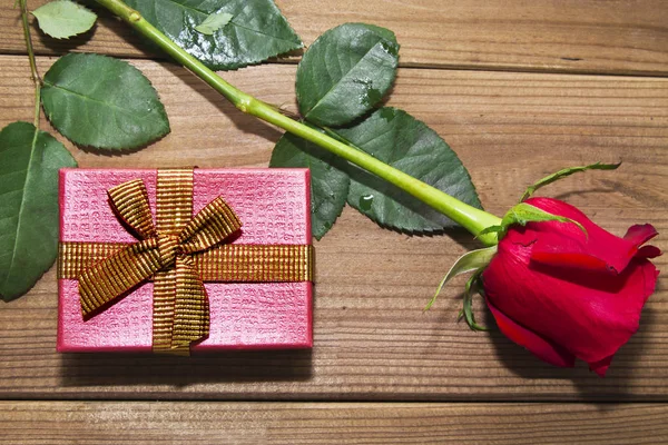 Rose und Geschenkbox — Stockfoto