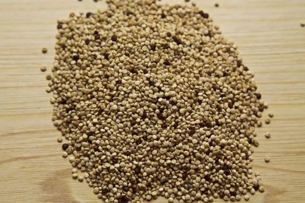 Quinoa tahıl ahşap arka plan üzerinde avuç — Stok fotoğraf