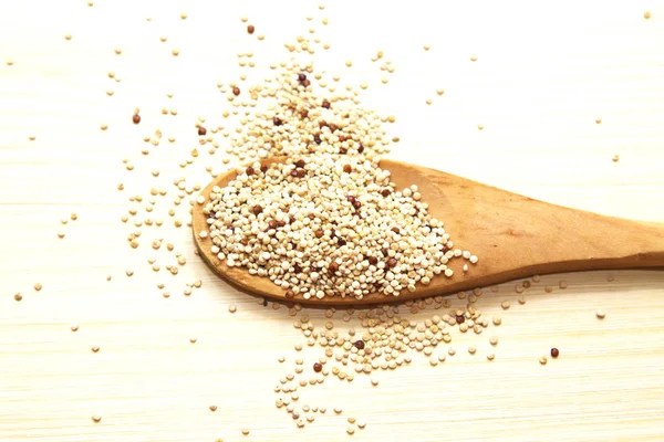 Fakanállal quinoa a fából készült asztal — Stock Fotó