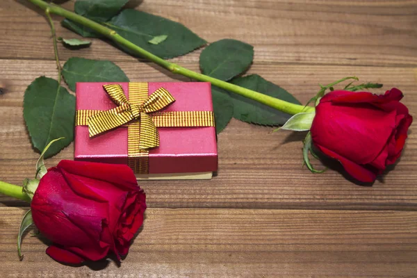 Rosa y caja de regalo — Foto de Stock