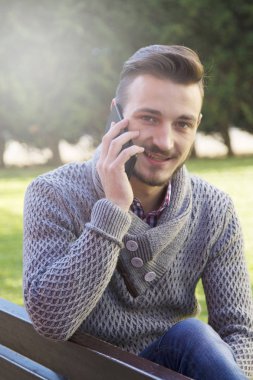 Cep telefonu kullanan adam hipster