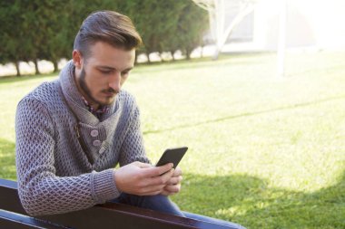 Cep telefonu kullanan adam hipster