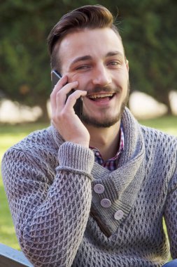 Cep telefonu kullanan adam hipster