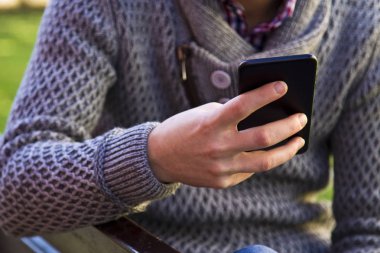 Cep telefonlu genç adam.