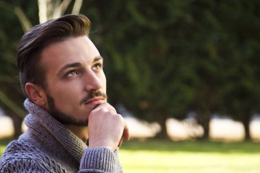 genç adam bir bankta düşünme