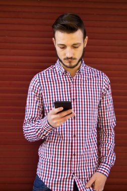 Cep telefonu kullaranarak adam hipster