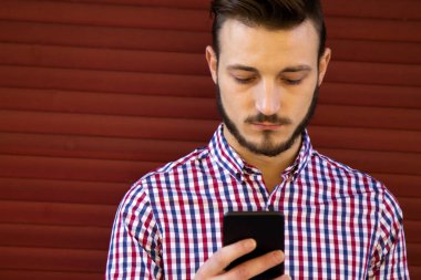 Cep telefonu kullaranarak adam hipster