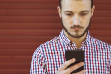 Cep telefonu kullaranarak adam hipster