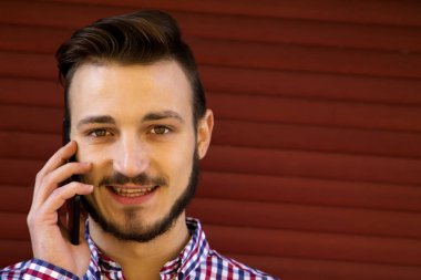 Cep telefonu kullaranarak adam hipster