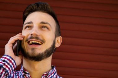 Mobil telefonda konuşurken ve düşünme hipster adam