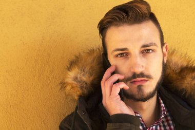 Mobil telefonda konuşurken ve düşünme hipster adam