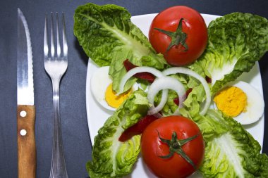 Domates ve yumurta salatası