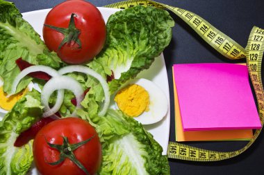 domates salatası ve not defteri