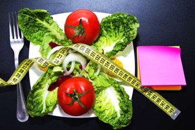 domates salatası ve not defteri